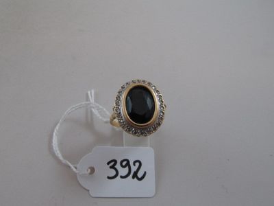 une photo d'une bague sur laquelle est accrochée une étiquette de prix