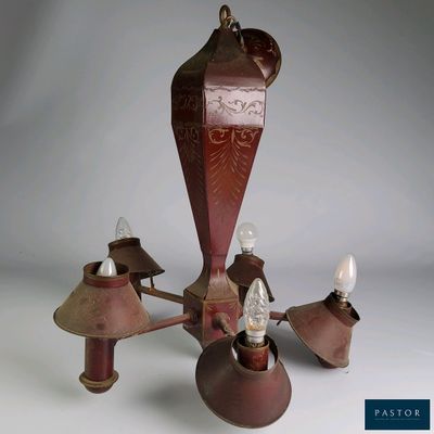 une image représentant un lustre muni de trois lampes