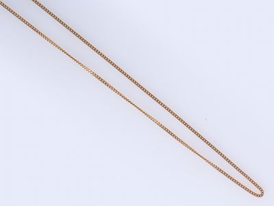 un collier en or auquel est attachée une chaîne