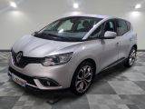 la voiture argentée est garée sur un sol en damier dans le garage