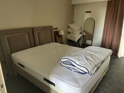 un lit recouvert d'une couverture dans une chambre