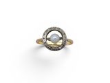 bague en perles blanches et diamants sur fond blanc