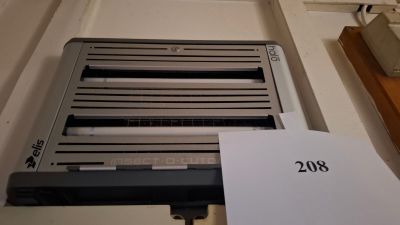 une photo d'un climatiseur sur laquelle est accrochée une note