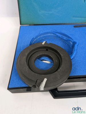 une image représentant une boîte noire et bleue contenant une bague
