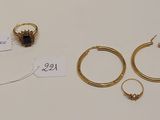 trois paires de boucles d'oreilles en or et une paire de boucles d'oreilles en or