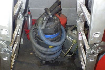 une photo d'un aspirateur à l'arrière d'un camion