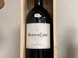 une bouteille de vin dans un coffret en bois sur une table
