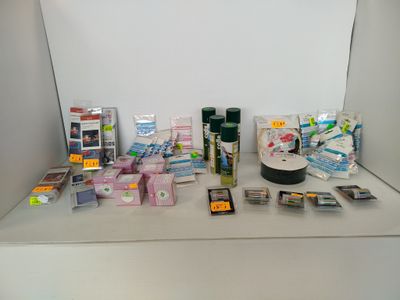 de nombreux objets posés sur une étagère dans un photomaton
