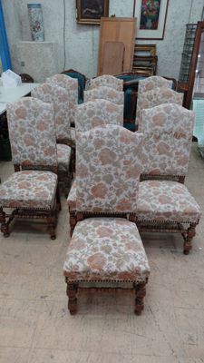 six chaises et un repose-pieds au milieu d'une pièce
