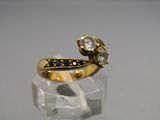 une image représentant une bague en or sertie d'un diamant et d'un diamant noir et blanc