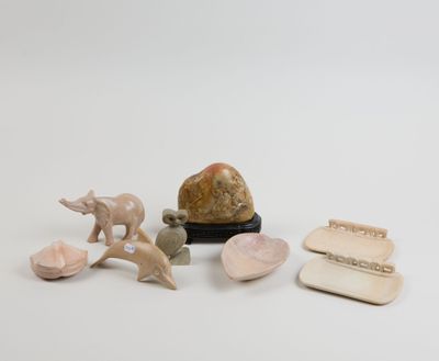 une petite collection de figurines d'animaux posées sur une table