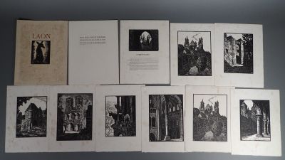plusieurs vieux livres ornés d'illustrations en noir et blanc, posés sur une table