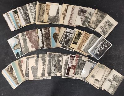 un lot de vieilles cartes postales posées sur une table