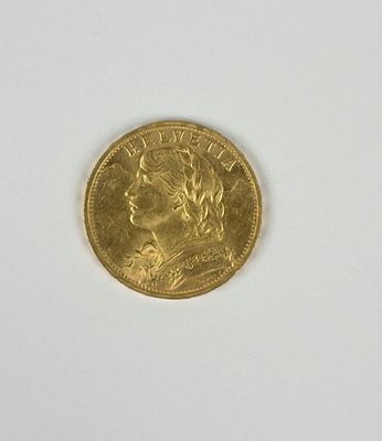 l'image d'une pièce d'or posée sur une surface blanche