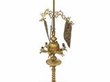 une image représentant une horloge plaquée or munie d'une cloche, posée sur un socle