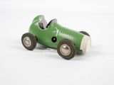 une petite voiture verte posée sur une surface blanche