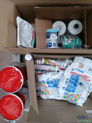 une boîte en carton remplie de fournitures et de matériel
