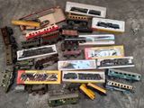 de nombreux types de petits trains sur le sol