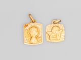 une paire de pendentifs plaqués or représentant une femme et un enfant