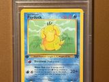 un gros plan d'une carte Pokémon accrochée au mur