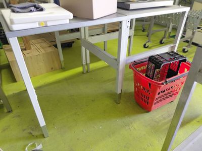 une photo d'un espace de travail encombré de documents