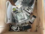 une boîte en bois remplie d'objets hétéroclites sur le sol