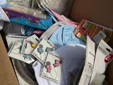 une boîte en carton remplie d'objets qui s'y trouvent