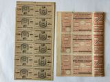 quelques vieux billets posés sur une table