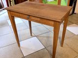 une petite table sur laquelle est posé un tableau, dans une pièce