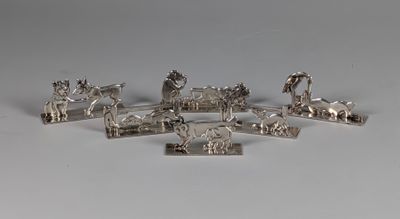 figurines d'animaux et de chevaux plaquées argent sur un fond blanc