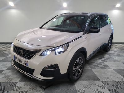 la voiture blanche est garée dans la pièce au sol en damier