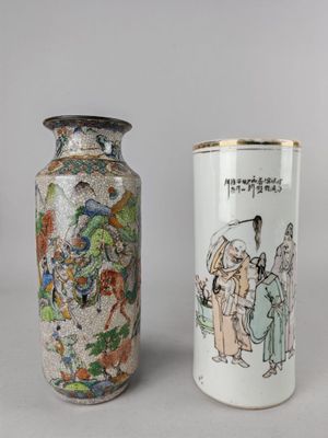 deux vases posés côte à côte sur une table