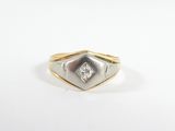 une bague en or et en argent, ornée d'un diamant serti au centre