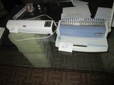 une table en verre sur laquelle se trouvent tout un tas de fournitures de bureau
