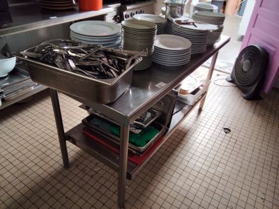 de nombreuses assiettes et casseroles posées sur une table dans une cuisine