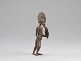 figurine représentant un homme portant un chapeau et tenant un sac à la main