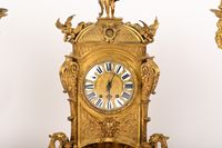 Importante garniture de cheminée en bronze ciselé et doré. (photo 2)
