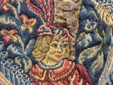 une image montrant un gros plan d'une tapisserie sur laquelle figure un chat, vu de dos