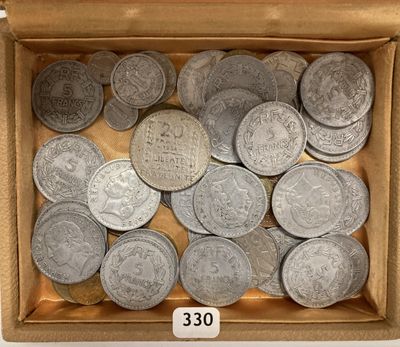 une boîte remplie de pièces d'argent posée sur une table