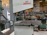 a picture of a machine that is sitting in a warehouse