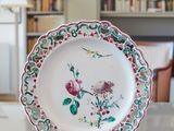 une assiette avec un motif floral posée sur une table