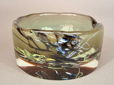 un bol en verre contenant une fleur