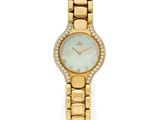 une montre en or avec un cadran en nacre et une lunette sertie de diamants