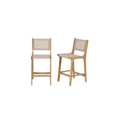 deux chaises en bois assises l'une à côté de l'autre sur une surface blanche