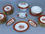 beaucoup d'assiettes et de tasses sur la table