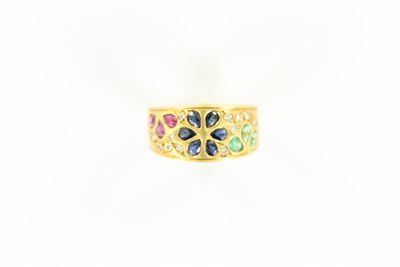 gros plan d'une bague en or avec des pierres multicolores