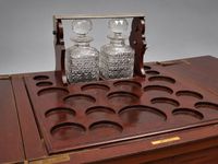 MAPPLE & Co. Meuble bar quadrangulaire en acajou et placage … (photo 3)