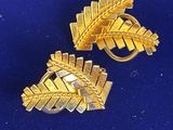 paire de broches en forme de feuilles dorées sur fond bleu