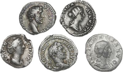 quatre pièces de monnaie romaines antiques, dont l'une représente un buste et l'autre est un buste