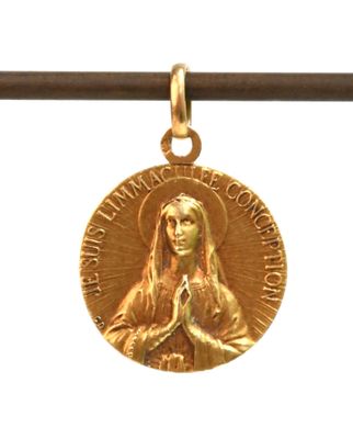 La médaille d'or de la Vierge de Guadalupe est suspendue à une corde